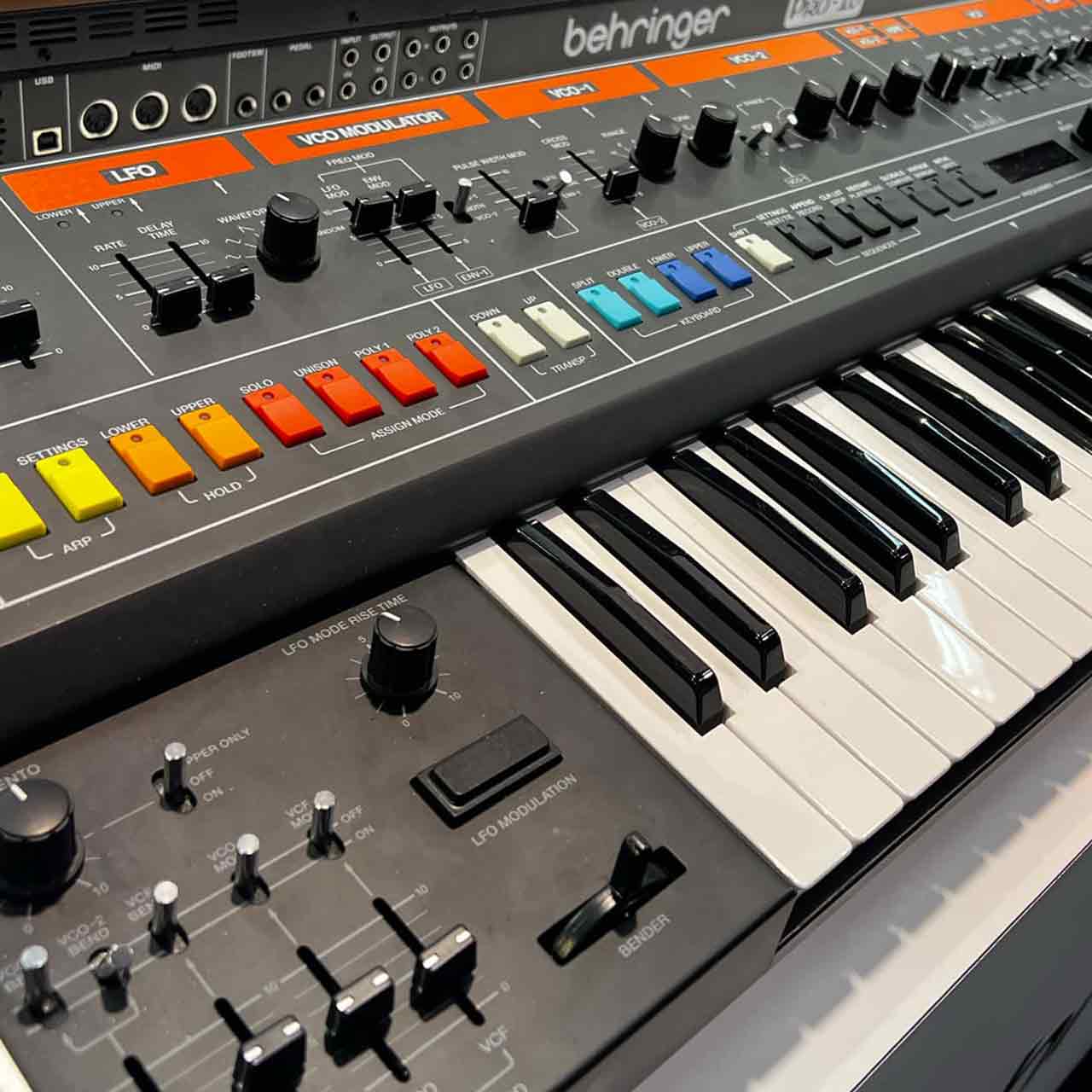JT-16 Synthesizer Images / Photos